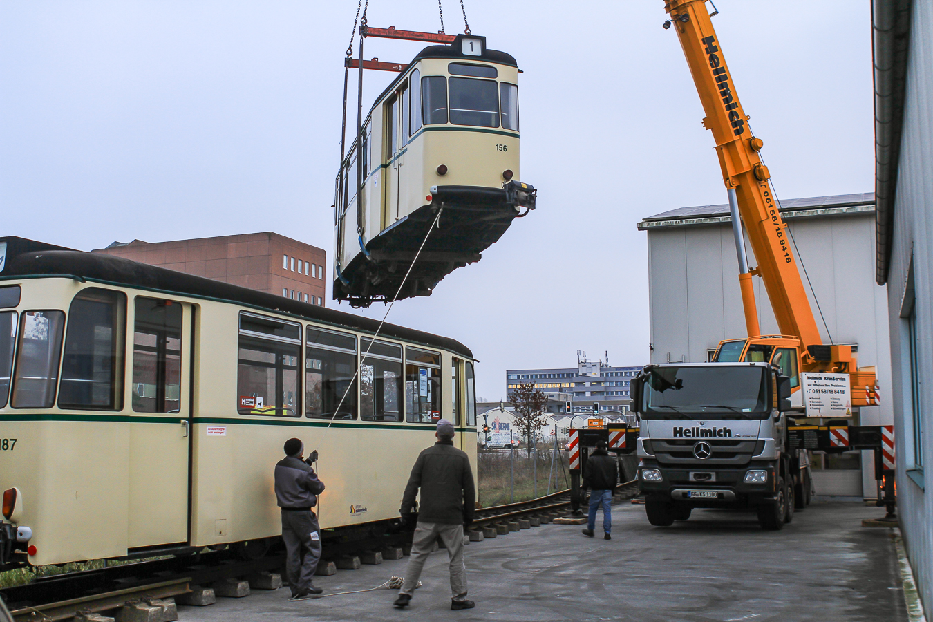 Straßenbahn wird verladen